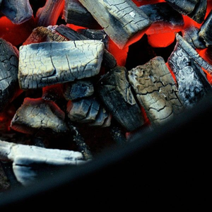 Charbon de bois de tamarin avec longue durée de combustion et efficace pour griller de la viande de barbecue avec un arôme distinctif - Product Image 4