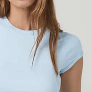 Camiseta de cuello redondo para mujer, corte ajustado, estilo urbano moderno, ropa de verano, informal, para exteriores, colección de verano, color liso - Product Image 4