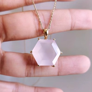 จี้หกเหลี่ยมโรสควอตซ์ธรรมชาติ จี้ทอง 14K ประดับพลอย ขนาด 16 มม. เครื่องประดับคุณภาพสำหรับผู้หญิง ขายส่งจากโรงงานเครื่องประดับ - Product Image 2