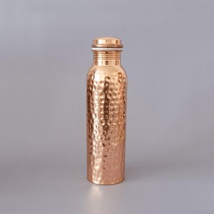 Bouteille d'eau en cuivre ayurvédique écologique, élégante et durable, avec finition martelée - Product Image 2