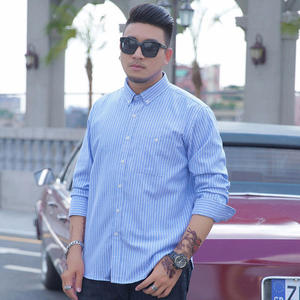 เสื้อเชิ้ตผู้ชายแขนยาวลายทางสีน้ำเงิน กระดุมผ่าหน้า สไตล์ลำลอง ผ้าป๊อปลินทอ ระบายอากาศได้ดี สไตล์ฤดูใบไม้ผลิ - Product Image 1