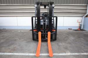 รถยกไฟฟ้ารุ่นใหม่เอี่ยม หมายเลขรุ่น 8FB25 มีสินค้าพร้อมส่งแล้ว - Product Image 2