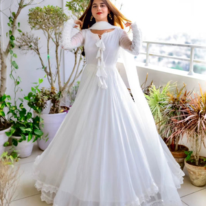 Hermoso Salwar Kameez Tradicional de Diseñador en Tela de Imitación Georgette con Encaje Interior y Dupatta de Secado Rápido para Fiestas en Todas las Temporadas - Product Image 1