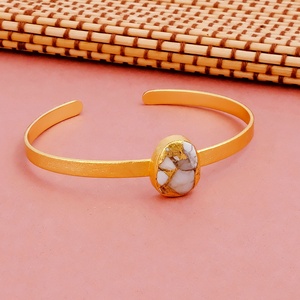 Bracelet ouvert ovale en howlite Mohave plaqué or fait à la main, bijou fantaisie ajustable - Product Image 5