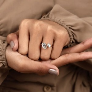 Anillo de compromiso de lujo para mujer en oro amarillo con diamante cultivado en laboratorio de corte pera, color E, marca Shivram Diamond, con certificado IGI, 2 piezas. - Product Image 4