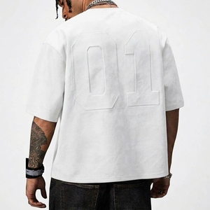 Camiseta de algodón blanca oversize de manga corta con cuello redondo y estampado en relieve para hombre, estilo casual, color liso, streetwear, ajuste regular, tejido de punto jersey. - Product Image 3