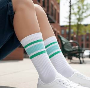 Chaussettes de sport rayées personnalisées avec logo, chaussettes athlétiques côtelées rétro, vente en gros, marque privée, chaussettes de sport en coton pour hommes et femmes avec logo sur le revers - Product Image 2