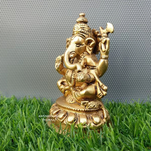 Grande statue de dieu en laiton |   Décoration de Temple Artisanale Moderne en Métal, Artisanat Durable et Artistique, Dieu Hindou de la Chance, pour Table de Maison - Product Image 1