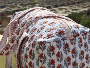 กระเป๋าผ้าฝ้ายลายเรขาคณิตแบบถือสะพายไหล่ ซักได้ เป็นมิตรกับสิ่งแวดล้อม ใช้ได้หลากหลาย ทั้งโยคะ ช้อปปิ้ง ไปเที่ยวทะเล หรือพักค้างคืน - Product Image 4