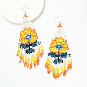 Pendientes Huggie de Verano a la Moda para Mujer, Diseño Floral Pequeño y Fresco, Hechos a Mano con Cuentas Acrílicas - Product Image 2