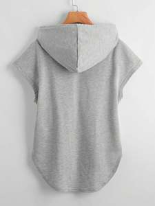 Camiseta sin mangas con capucha gris jaspeado OEM de fábrica, estilo relajado para mujer, ligera, personalizable, ropa deportiva en blanco, para todas las estaciones. - Product Image 4