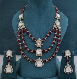 Collier de mariée de qualité supérieure à trois rangs avec de magnifiques boucles d'oreilles, léger et confortable, parfait pour les occasions festives - Product Image 5