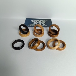 Bagues en bois naturel faites à la main, finition grain naturel, bois massif, bijoux unisexes tendance pour hommes et femmes, cadeaux de mariage - Product Image 4