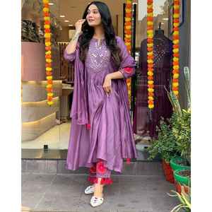 Presentamos el Impresionante Conjunto de Kurti, Pantalón y Dupatta de FABZONE, con un Elegante Kurti de Corte Alia con Trabajo de Espejo Real en el Yoke Tou - Product Image 1