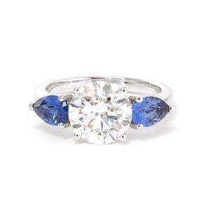 Anillo de Oro de 18k con Diamante Cultivado en Laboratorio de 2.5ct y Zafiros Azules en Forma de Pera, Anillo Clásico de Tres Piedras, Diamante de Laboratorio Premium - Product Image 1