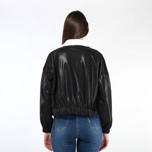Veste en cuir PU ample et chaude à texture tendance, style décontracté avec revers et boutons pour femme, idéale pour l'hiver et le streetwear - Product Image 2