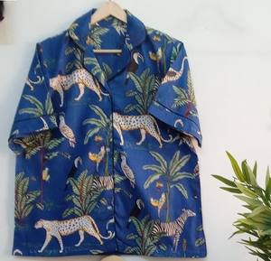 Conjunto de pijama 100% algodón con estampado serigrafiado y camisa con botones para mamá e hijos. - Product Image 2