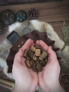 Juego de Runas Futhark Vikingas con Tapete de Cuero, Piedras de Adivinación Nórdicas Antiguas para Predecir el Futuro y Dar Guía - Product Image 3