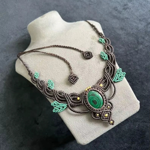 Collier en macramé fait main en malachite, pierre verte, cordon marron, pendentif feuille turquoise, pierre précieuse naturelle, bijoux bohèmes de guérison - Product Image 1