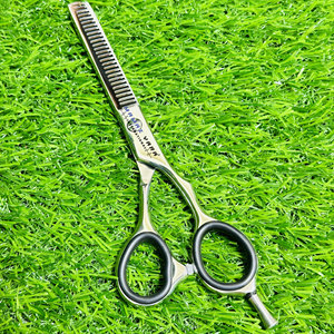 Tijeras de Peluquería Profesionales para Adelgazar el Cabello, con Punta Afilada para un Corte Preciso, Agarre Ergonómico para el Pulgar y Acabado Brillante - Product Image 1