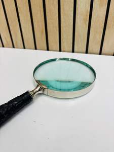 Lupa de Mano de Latón Hecha a Mano de 4'' con Mango de Diseño |   Lente Clásica de Inspección y Lectura - Product Image 2