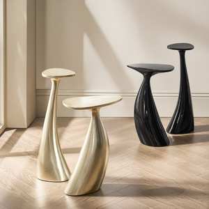 Table d'appoint en métal d'inspiration antique avec finition vintage pour un attrait décoratif classique pour la maison - Product Image 5