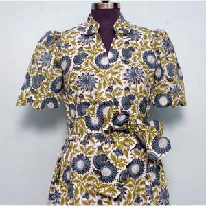 เดรสผ้าฝ้ายแท้พิมพ์ลายดอกไม้สไตล์หวานน่ารัก ใส่ได้ทุกวัน ใส่ไปงานปาร์ตี้ได้ ทรงคิงกูร่า ความยาวปานกลาง เรียบง่าย ซักได้ ทรงเอไลน์ - Product Image 4