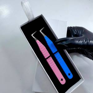 Pince à épiler pour cils de haute qualité, bleue/rose, avec revêtement en poudre, pointe argentée 90°, pointe lisse, découpe personnalisée - Product Image 1