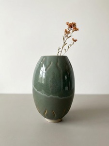 Vase décoratif en céramique artisanale avec glaçure vert sauge doux et texture sculptée, idéal pour la décoration intérieure moderne - Product Image 5