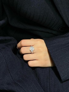 แหวนเพชรเพาะเลี้ยง 3 กะรัต รับรองโดย IGI สี E ความสะอาด VVS1 ประดับเพชรทรงทริลเลียนด้านข้าง 3 เม็ด ทองคำขาว 14K แหวนหมั้น - Product Image 2