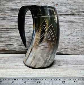 Mug en corne de buffle polie fait main, forme naturelle, design pyramidal sculpté moderne, sûr pour les aliments, durable, objet d'art de collection - Product Image 1