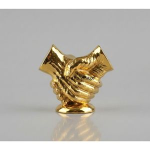 Escultura de Arte Metálico Contemporánea con Diseño de Saludo de Manos Dorado, Decoración de Amistad y Unidad para Oficina, Escritorio, Sala de Estar, Regalo - Product Image 1