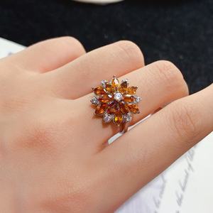 Anillo de Compromiso Clásico de Plata de Ley 925 con Forma de Flor y Circonita Cúbica en Corte Pera, Regalo para Mujer en Aniversario de Bodas o Fiestas - Product Image 2