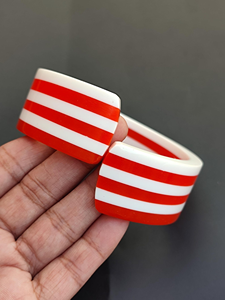 กำไลข้อมือเรซิ่นลายทางสีแดงขาวทำมือทรงกลม แฟชั่นสำหรับผู้หญิง FAIZA CRAFT - Product Image 2