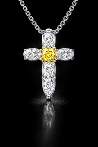 Colgante de Cruz de Oro Blanco para Mujer con Piedras de Diamante, Acabado en Oro y Plata de Dos Tonos, Certificado IGI, Joyería Fina de 18K, 24.80MM, 3gm - Product Image 2