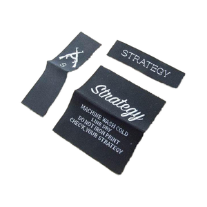 Vente en gros d'étiquettes de vêtements tissées à la machine avec logo de marque célèbre personnalisées à pli central - Product Image 1