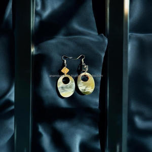 Pendientes Ecológicos de Cuerno de Búfalo Hechos a Mano con Diseño Tribal - Product Image 3