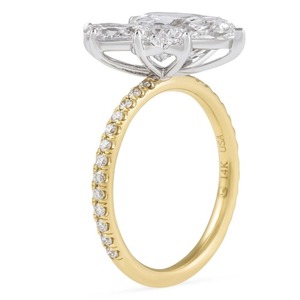 Anillo de compromiso de oro amarillo con diamante de laboratorio marquesa de 2.19 quilates, chapado en rodio, con corazón inclinado y trío de perlas - Product Image 2