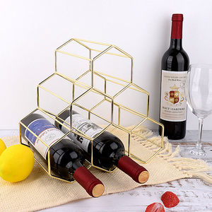 Porte-bouteilles en fer forgé noir et or, design moderne et décoratif, de haute qualité, pour présentation de vin lors de fêtes - Product Image 1