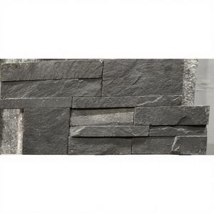 Dalle mince en ardoise noire du Himachal, surface fendue, écologique, durable, pour usage intérieur moderne d'hôtel, TSF AntAcid Rajasthan - Product Image 1