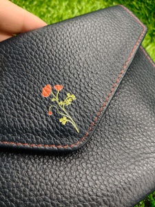 กระเป๋าคลัทช์หนังวัวลายดอกไม้สุดหรูสำหรับผู้ชาย ดีไซน์แบบพับสองตอนเรียบง่าย พร้อมกระดุมแป๊กที่ทนทาน - Product Image 5