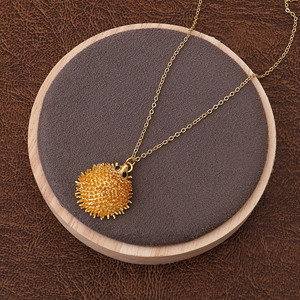 Collar de Latón Chapado en Oro de 18K con Colgante de Erizo de Mar y Pez Puffer Texturizado, con Engaste de Ónix Negro en Bisel y Diseño de Ojo, Inspirado en el Océano, Único - Product Image 4