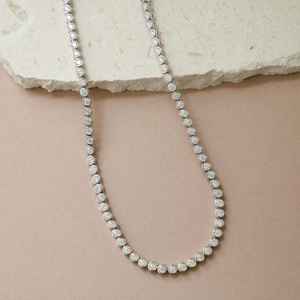 Collar de cadena tipo tenis con moissanita VVS1 redonda y eslabones tipo caja, de plata 925 o chapado en oro, ideal como regalo para fiestas de compromiso. - Product Image 1