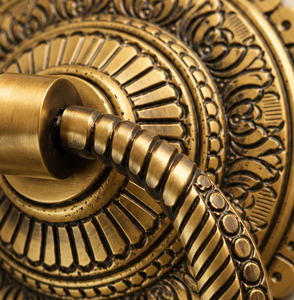 Sonnette de porte Regal Medallion en bronze doré avec plaque arrière gravée de motifs complexes et poignée en corde torsadée pour un style classique - Product Image 4