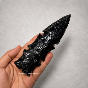 Sculpture en obsidienne noire en forme de pointe de flèche, sculptée à la main, art de forme libre, objet de collection, artisanat en pierre semi-précieuse - Product Image 3