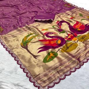 VASTRA COTTAGE Lujoso Saree de Seda con Brillo de Tejido y Borde de Bordado Festoneado Meenakari Jari Pallu y Blusa a Juego - Product Image 4