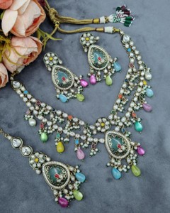 Ensemble de bijoux ethniques traditionnels de luxe en forme de poire, collier Kundan avec boucles d'oreilles et mangtika, pour les occasions spéciales - Product Image 4