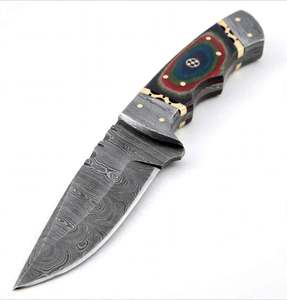 Cuchillo de exterior hecho a mano de acero de Damasco con mango de resina multicolor y mosaico, funda de cuero. - Product Image 1