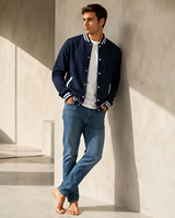 Veste varsity classique avec des détails d'inspiration athlétique et une chaleur confortable pour un style streetwear décontracté et polyvalent.