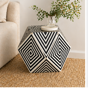Table d'appoint géométrique en résine avec incrustation d'os, table basse hexagonale luxueuse, design rayé, table de chevet moderne, meuble d'appoint haut de gamme - Product Image 1